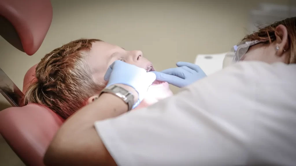ما العلاج الذي يفعله طبيب الأسنان؟